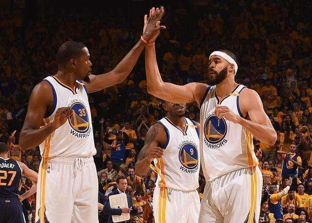 为什么外野手在处理阳光下的高飞球时习惯性地采用侧身接捕姿态