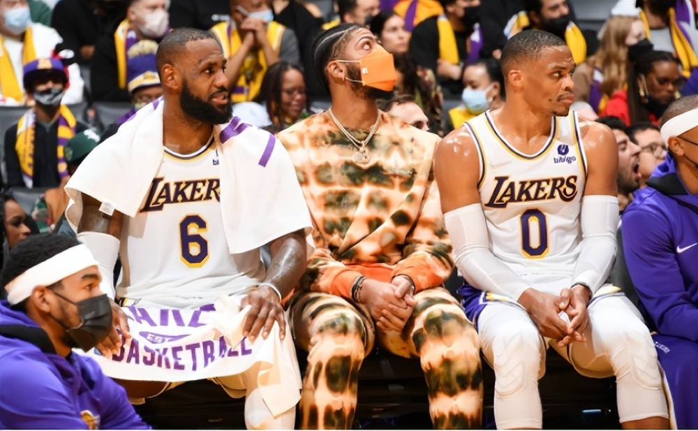 詹姆斯送四分卫长传助攻，湖人打出6-0反超打停步行者