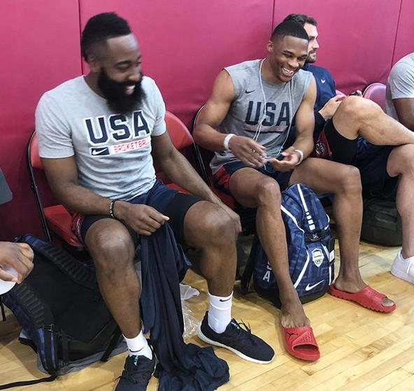 太拼了！杨瀚森与火箭内线肉搏缠斗，右臂出现两道大血印