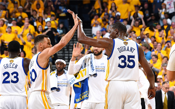 女排半决赛第二回合江苏3：0战胜辽宁，以大比分2：0晋级总决赛张常宁 江苏女排