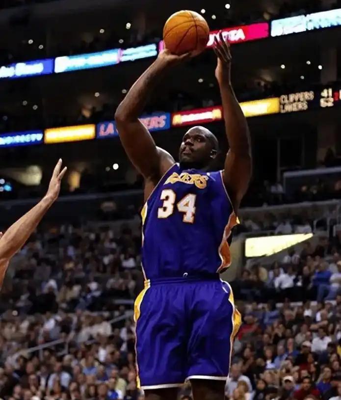 2025 赛季：中信兄弟队在台湾大赛失利后，球迷集体在球场外守候表示支持